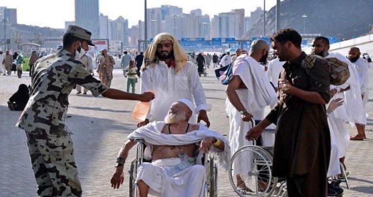 جندي يحمل شيخاً لمساعدته على أداء المناسك