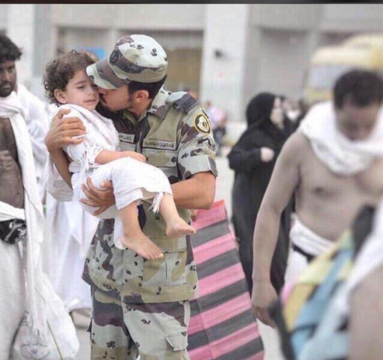 جندي يحمل شيخاً لمساعدته على أداء المناسك