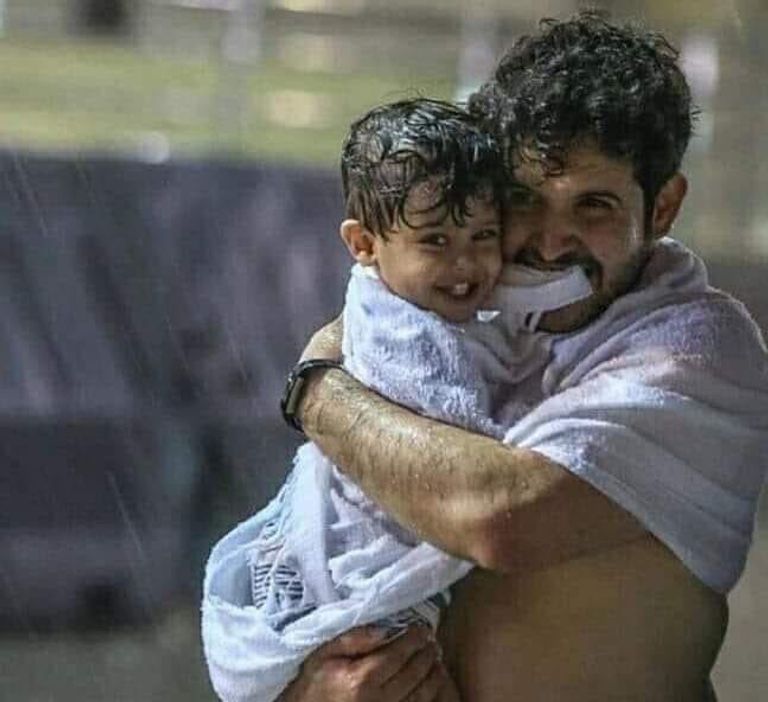 جندي يحمل شيخاً لمساعدته على أداء المناسك