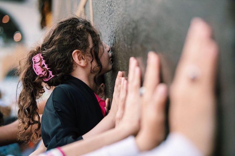 جندي يحمل شيخاً لمساعدته على أداء المناسك