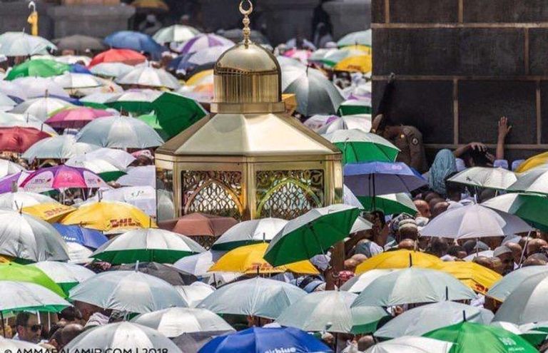 جندي يحمل شيخاً لمساعدته على أداء المناسك