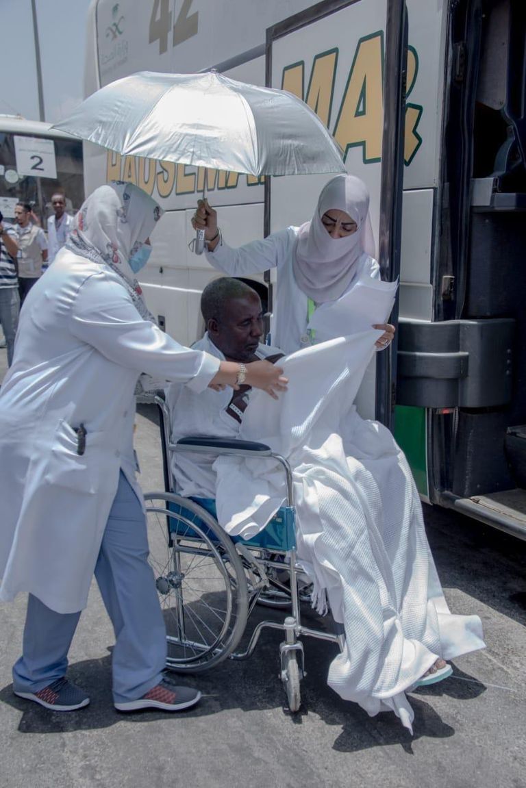 جندي يحمل شيخاً لمساعدته على أداء المناسك