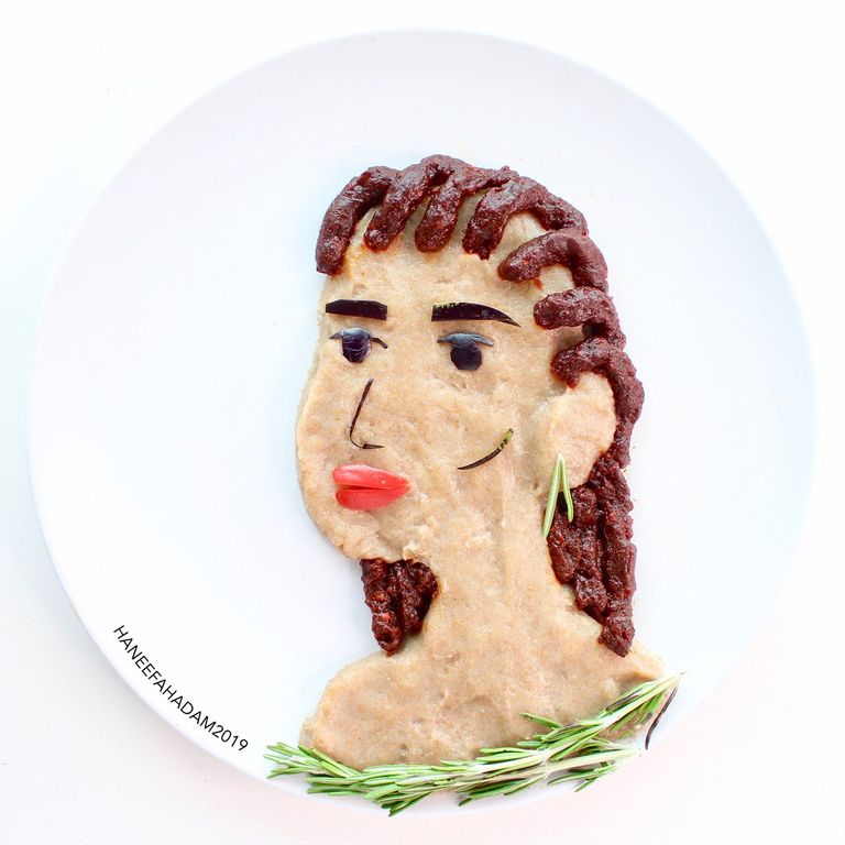 إحدى لوحات حنيفة الفنية ببقايا الطعام