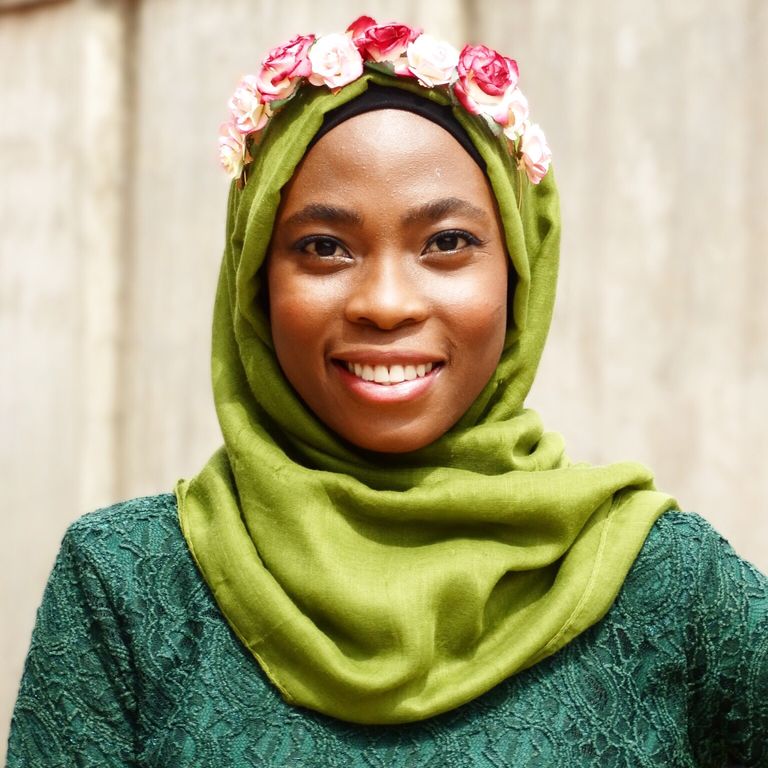 إحدى لوحات حنيفة الفنية ببقايا الطعام