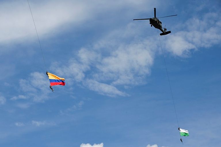 آخر لقطات للضابطين قبل السقوط (أ.ف.ب) آخر لقطات للضابطين قبل السقوط (أ.ف.ب)