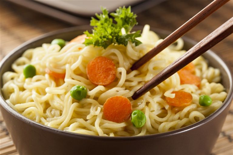 النودلز يسبب الصداع النصفي أطعمة تسبب الصداع النصفي