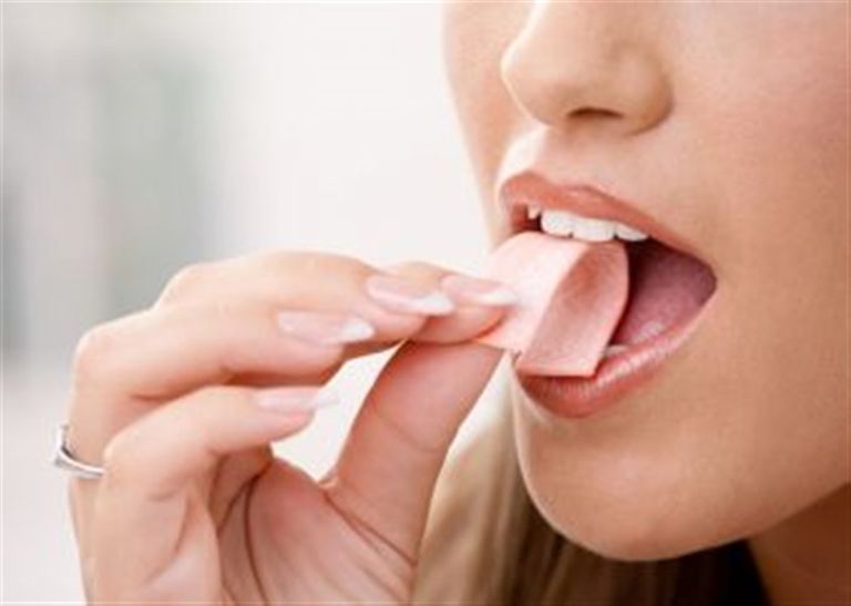 مضغ العلكة من مسببات الصداع النصفي أطعمة تسبب الصداع النصفي