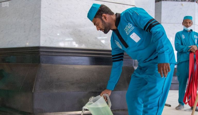 حجاج يؤدون طواف الوداع