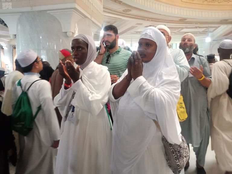 الحجاج يتجهون نحو البيت الحرام لأداء طواف الوداع