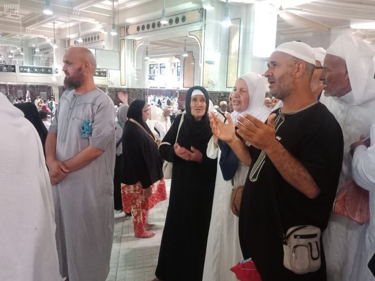 الحجاج يتجهون نحو البيت الحرام لأداء طواف الوداع