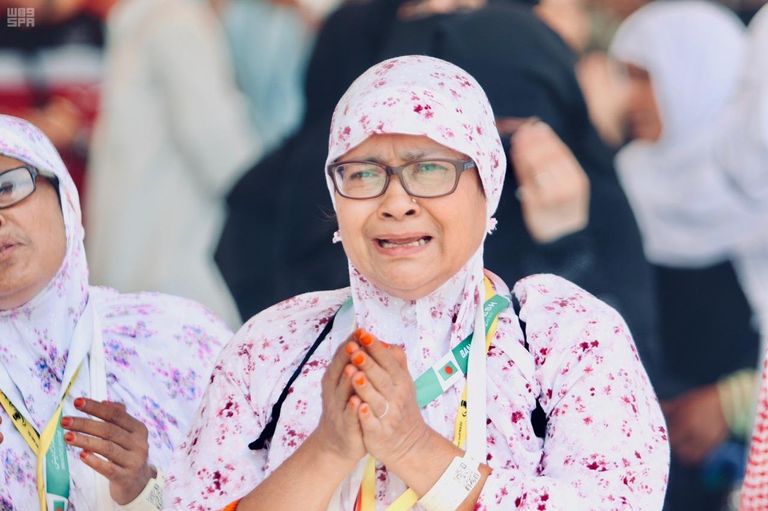 الحجاج يتجهون نحو البيت الحرام لأداء طواف الوداع