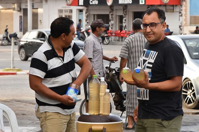 شراب "اللاقمي" يباع في غالب أماكن مدينة قابس