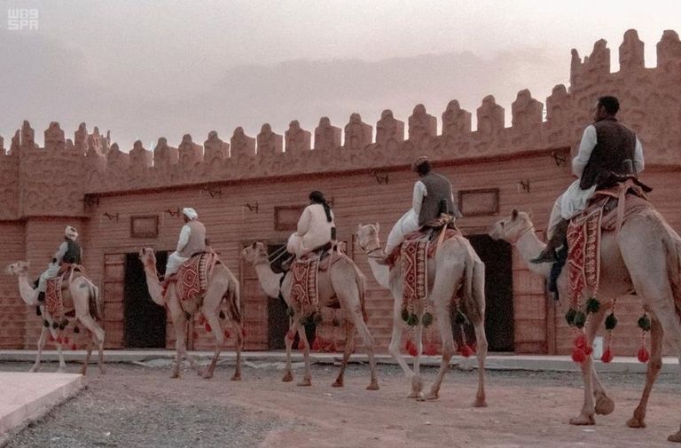 قوافل الإبل تسير في سوق عكاظ