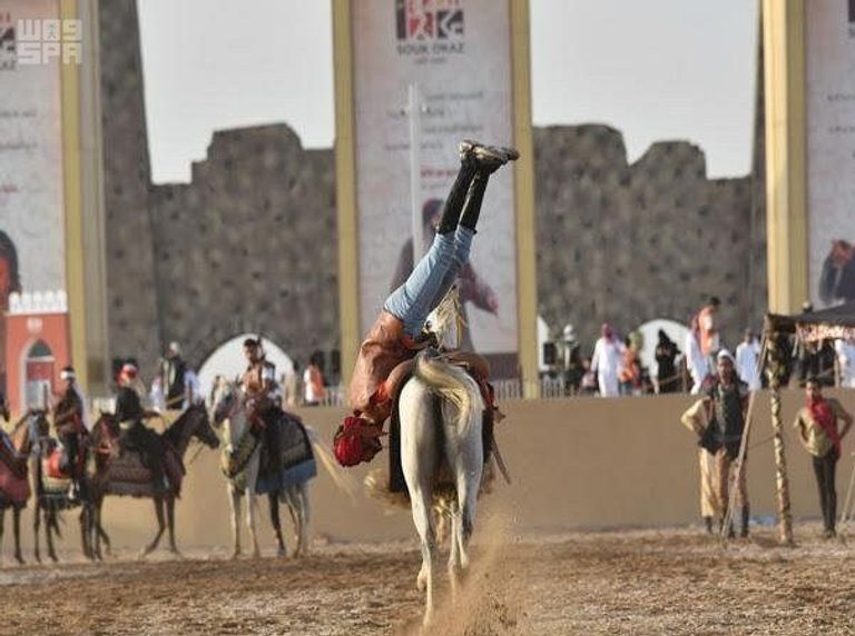 قوافل الإبل تسير في سوق عكاظ