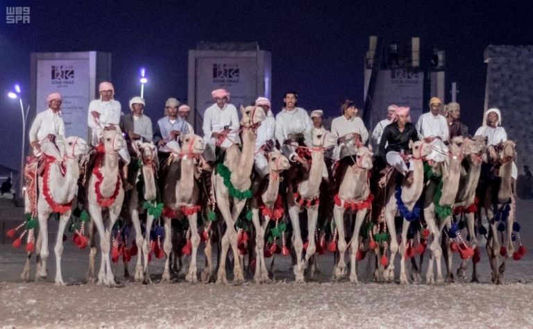 قوافل الإبل تسير في سوق عكاظ