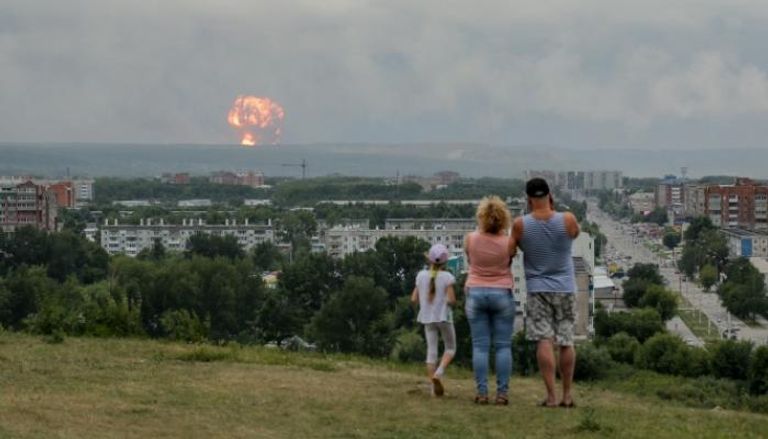 روس يتابعون آثار الانفجار