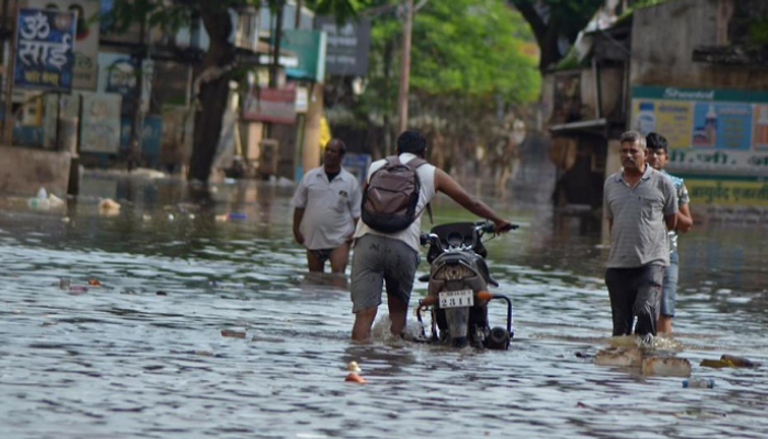 مياه الفيضانات تجتاح شوارع الهند