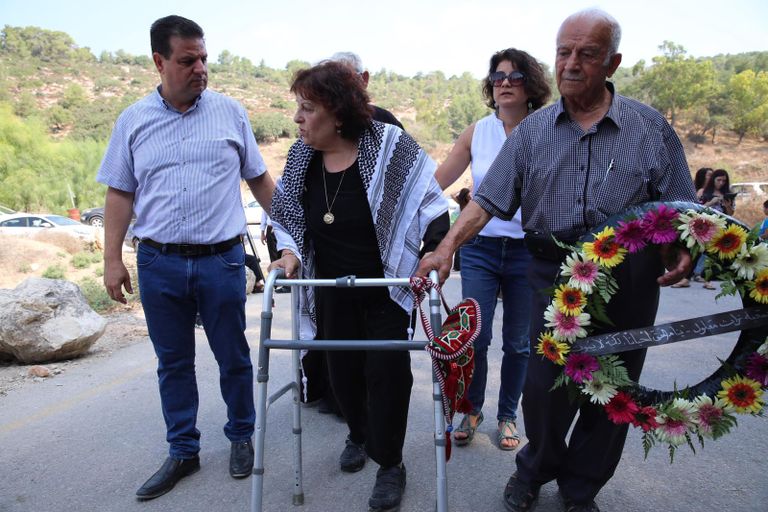 بعد منع إسرائيلي استمر 70 عاما.. فلسطينية تزور قبر والدها - صورة 1