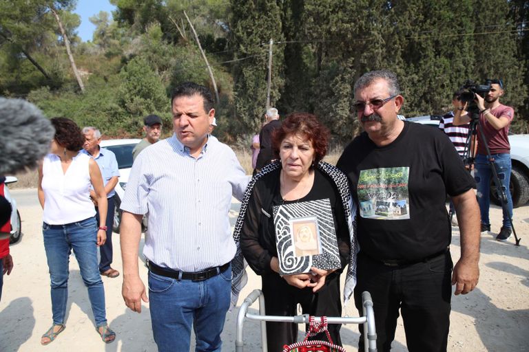 بعد منع إسرائيلي استمر 70 عاما.. فلسطينية تزور قبر والدها - صورة 2