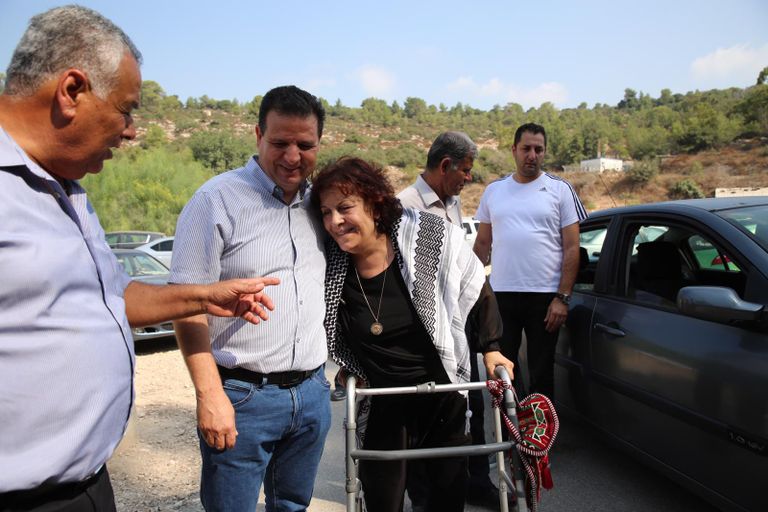 بعد منع إسرائيلي استمر 70 عاما.. فلسطينية تزور قبر والدها - صورة 3