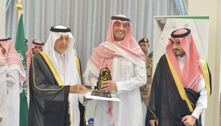 الأمير خالد الفيصل يتوَّج مركز التواصل الحكومي بدرع المركز الأول للجائزة 