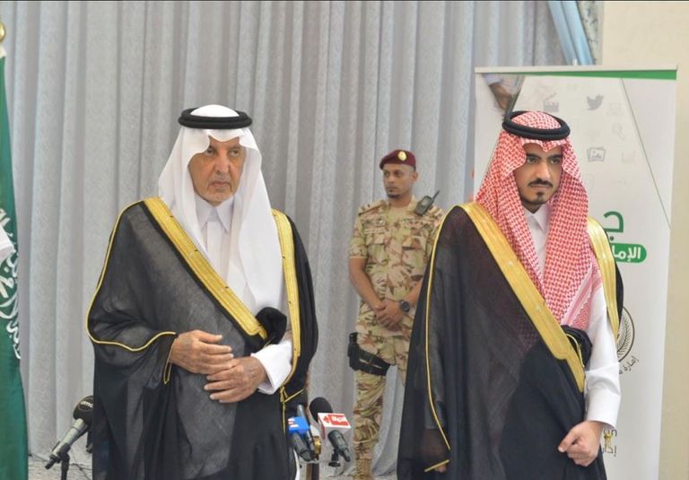 الأمير خالد الفيصل يتوَّج مركز التواصل الحكومي بدرع المركز الأول للجائزة 