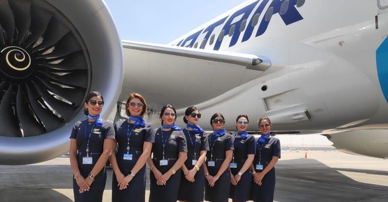 طاقم الطائرة المصرية من طراز بوينج "دريم لاينر 787-9"