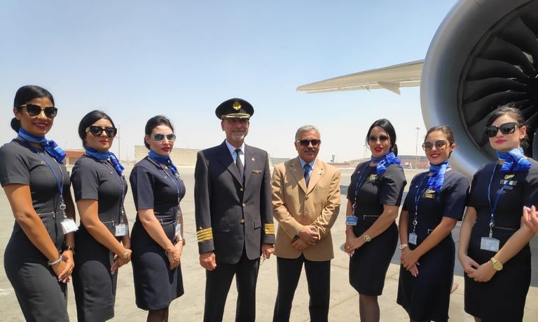 طاقم الطائرة المصرية من طراز بوينج "دريم لاينر 787-9"