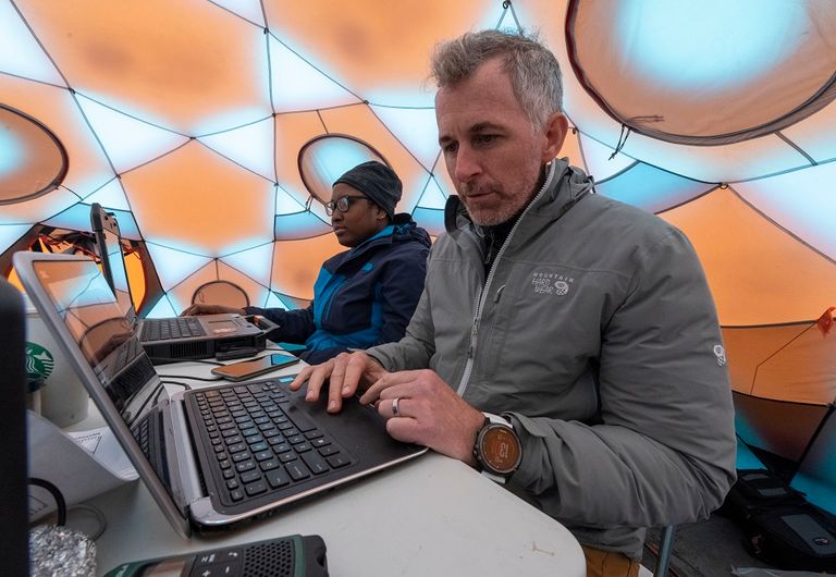 المسبار يجمع البيانات بواسطة أجهزة استشعار وكاميرا