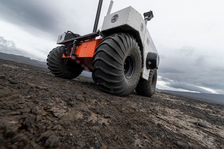 المسبار يجمع البيانات بواسطة أجهزة استشعار وكاميرا