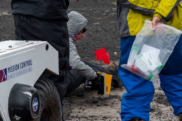 المسبار يجمع البيانات بواسطة أجهزة استشعار وكاميرا