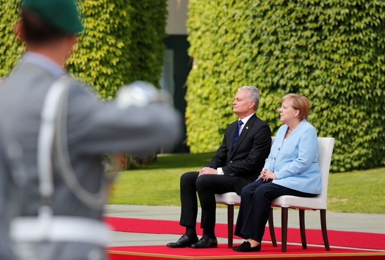 المستشارة الألمانية أنجيلا ميركل وجيتناس نوسيدا رئيس وزراء ليتوانيا