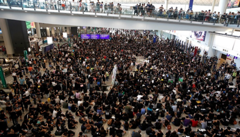 محتجون يقتحمون مطار هونج كونج