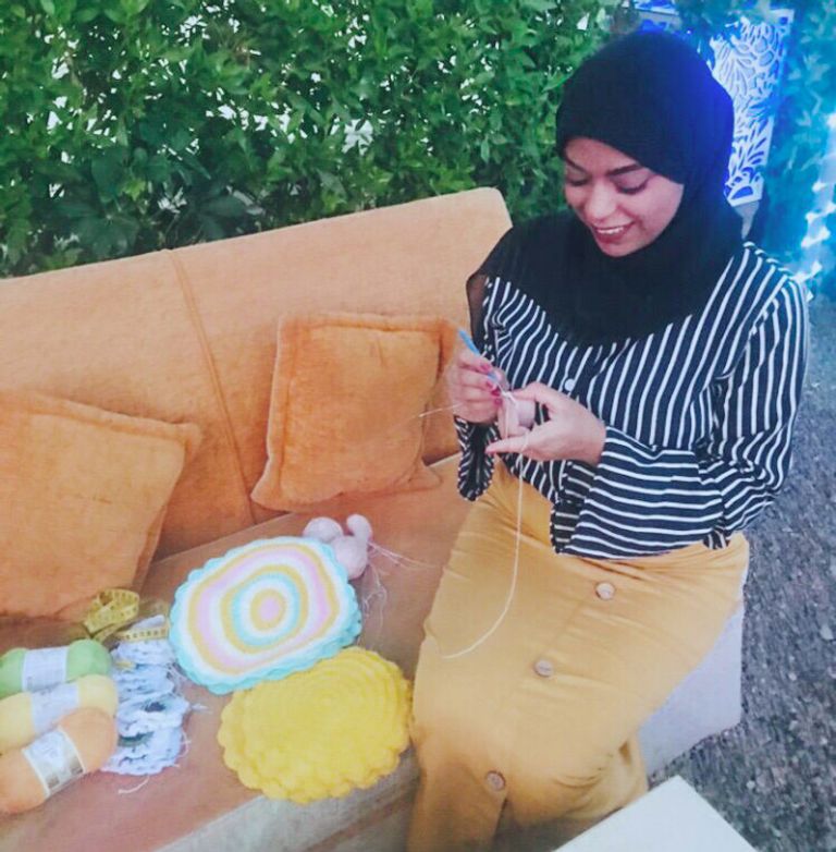 ماريا أثناء صناعة إحدى الدمى