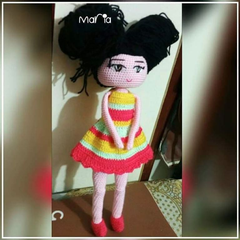 ماريا أثناء صناعة إحدى الدمى