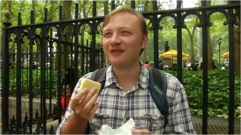 طفلة تتذوق نكهة الآيس كريم الجديدة