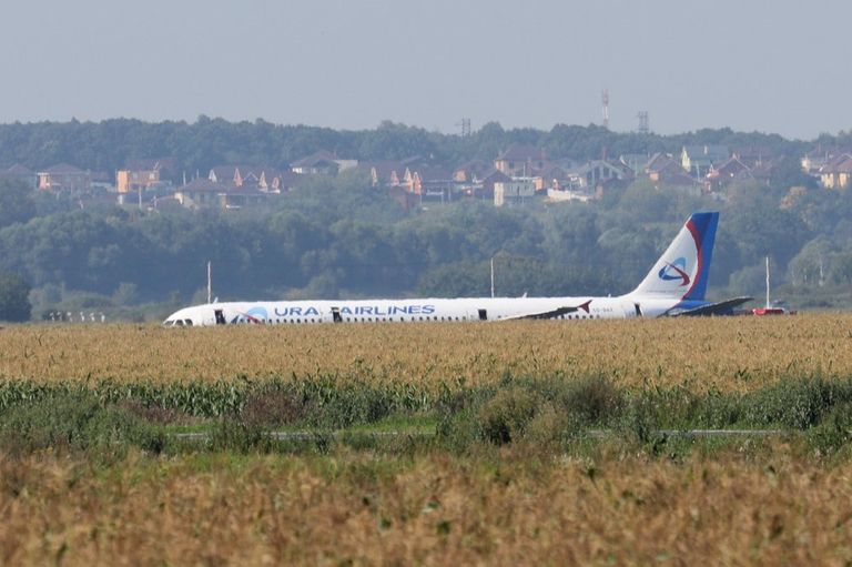 الطائرة الروسية هبطت وسط الحقول