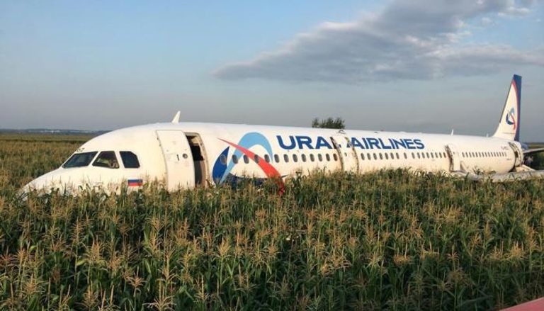 الطائرة الروسية هبطت وسط الحقول