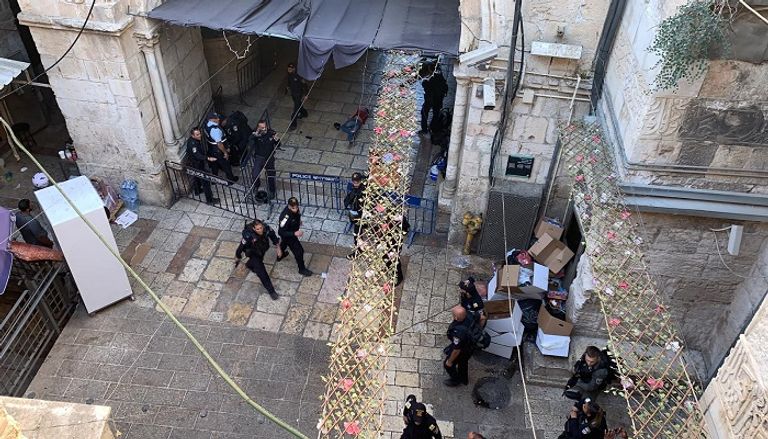 مصلون يؤدون صلاة المغرب عند باب الأسباط بعد منعهم من الدخول للأقصى