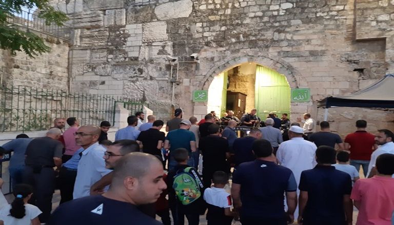 مصلون يؤدون صلاة المغرب عند باب الأسباط بعد منعهم من الدخول للأقصى
