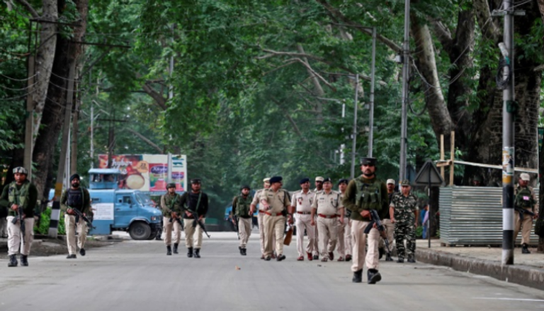 قوات الأمن الهندية تفرض قيودا على الحركة بكشمير