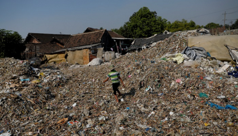 تدوير القمامة يتفوق على الزراعة في قرية بانجون بإندونيسيا