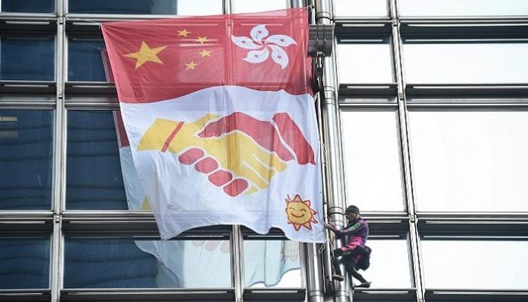 "سبايدرمان الفرنسي" يعلق لافتة سلام على ناطحة سحاب في هونج كونج