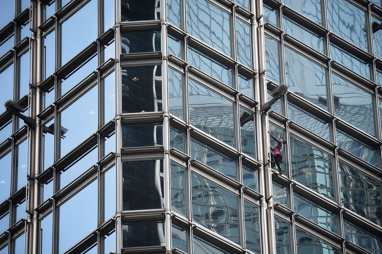 "سبايدرمان الفرنسي" يعلق لافتة سلام على ناطحة سحاب في هونج كونج