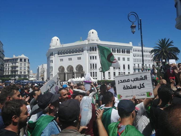 استمرار المظاهرات في الجزائر للمطالبة برحيل جميع رموز نظام بوتفليقة