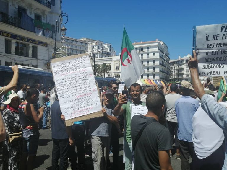 استمرار المظاهرات في الجزائر للمطالبة برحيل جميع رموز نظام بوتفليقة