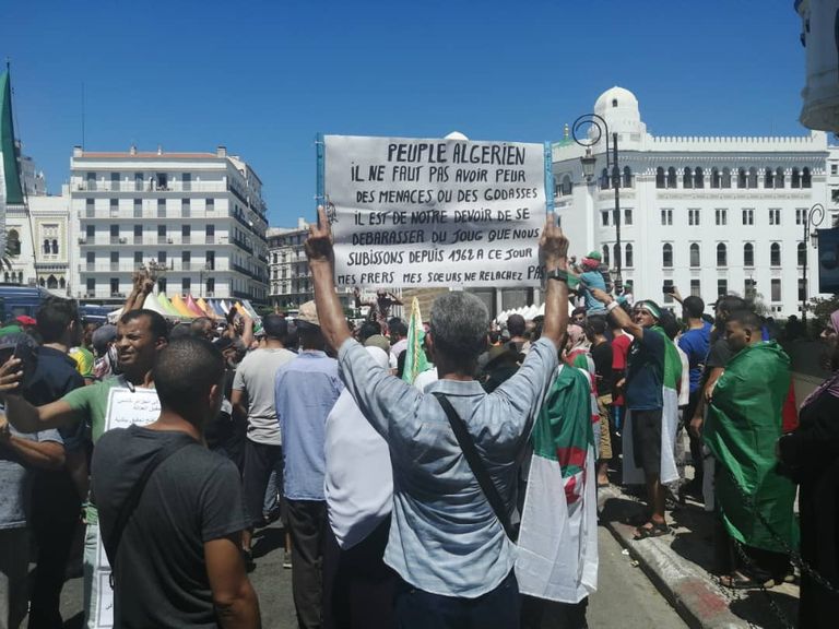 استمرار المظاهرات في الجزائر للمطالبة برحيل جميع رموز نظام بوتفليقة