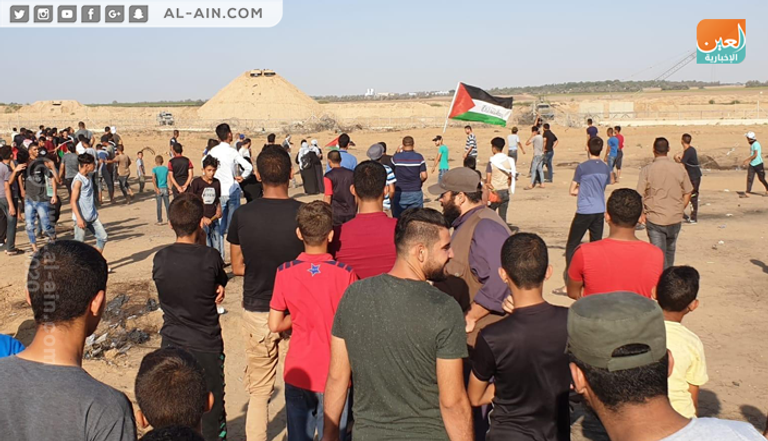 نقل أحد المصابين في مسيرة العودة