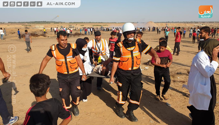 نقل أحد المصابين في مسيرة العودة