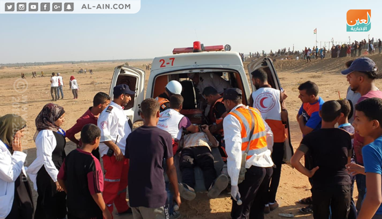 نقل أحد المصابين في مسيرة العودة